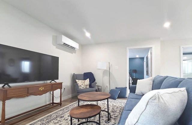 Blue Forest apartment is close to downtown. A/C kitchen and laundry all provided