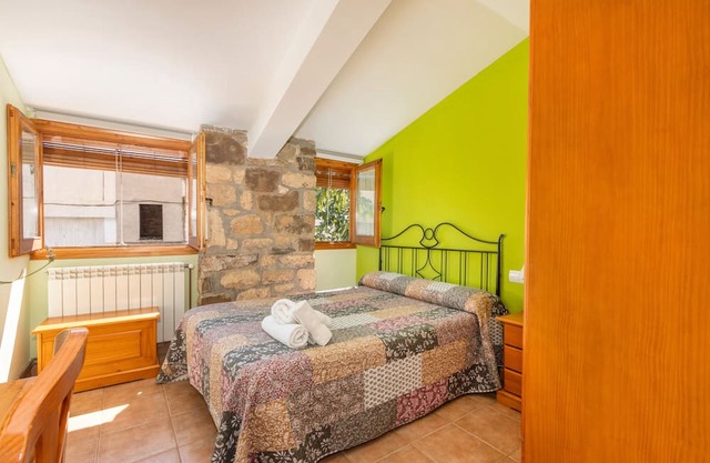 Room 'Habitació Doble De Uso Individual' with Mountain View, Wi-Fi and Air Conditioning