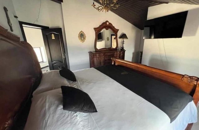 Deluxe King Room & Deluxe Queen Room