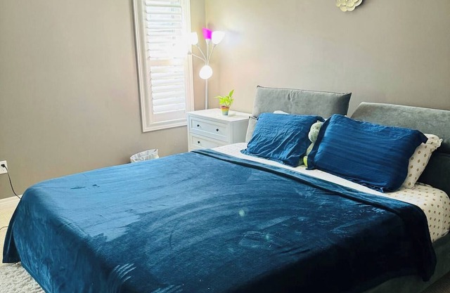 Your Niagara Falls Private Master Bedroom Retreat!