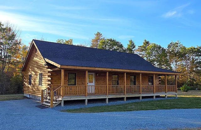 Brand New Log Home 3-bedroom/2-bath minutes from Ski and Foliage!