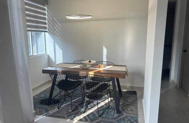 Excellent, comfortable and pleasant apt. Close to the places you want to visit.