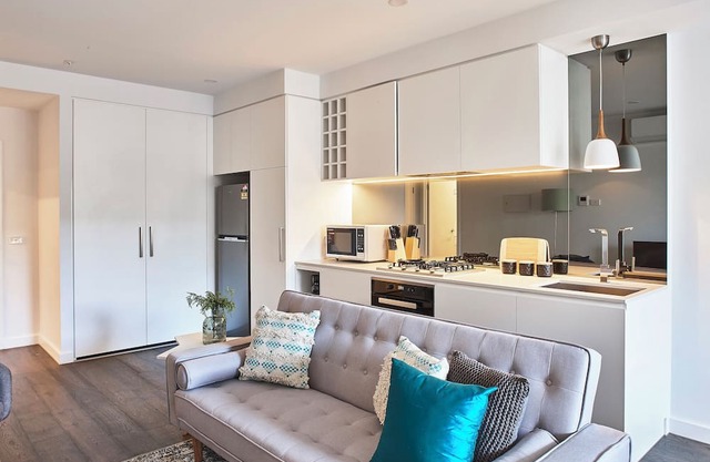 2-Bed 2-Bath Apartment: Walk to St Kilda Beach, Cafés, Shops & Albert Park