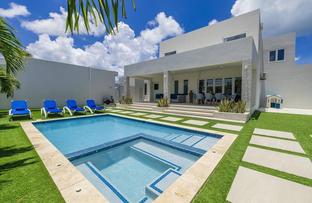 NEW Spacious 4BR w/ Private Pool near Eagle Beach!