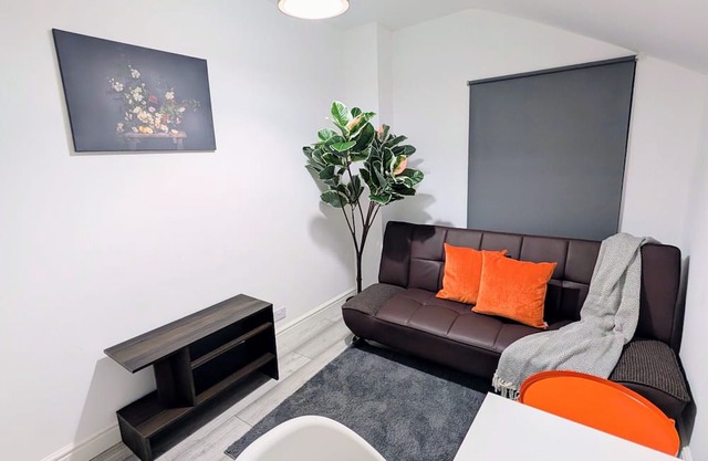 Chick Single En-suite with Garden and parking