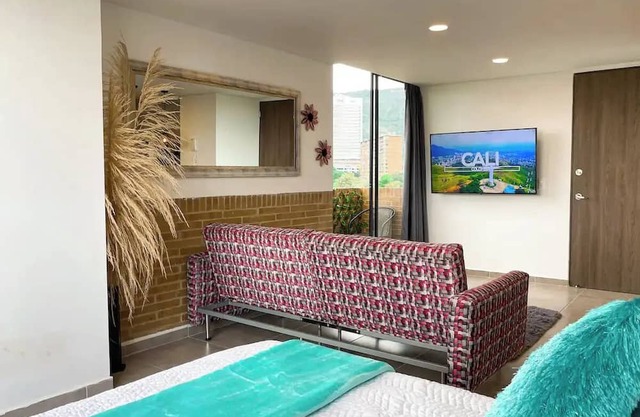 LIV-602 Gorgeous cozy apt 2 balconies great views