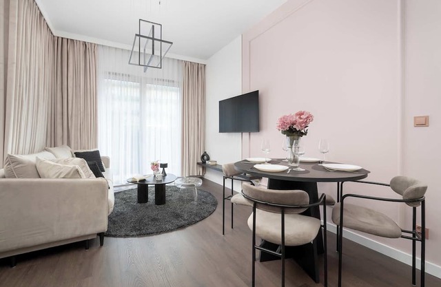 Czysta 4 Wrocław | Pink Apartment in the City Center with Terrace and Air Condit