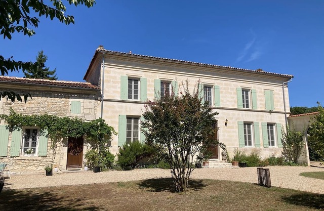 Maison de Maître with swimming pool and large wooded park