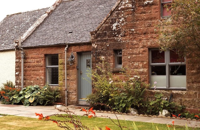 Historic Avenue Cottage with Hot Tub