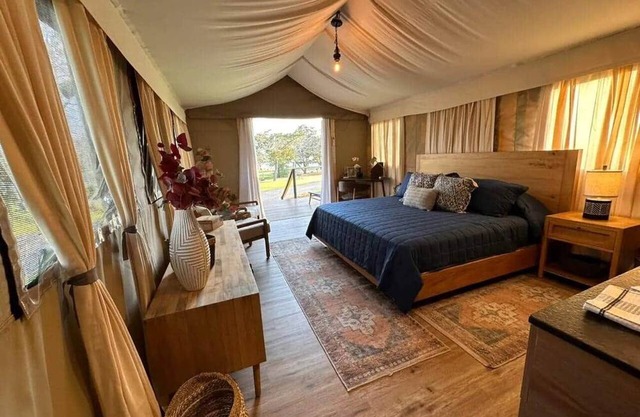 Premium Lakefront Cabin #4: The Cardinal (Austin)