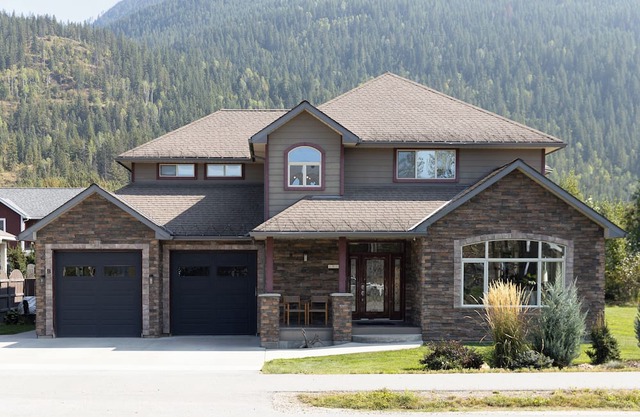 Gorgeous Executive Home w/Hot Tub & Private Yard - 2 minutes to RMR