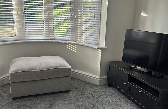 Hellaby House- minutes from the M1 & M18. Across from Hellaby Hotel-Pet friendly