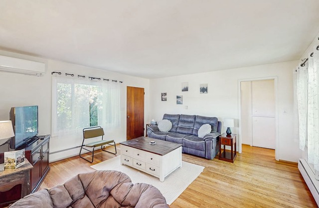 Charming dog-friendly house and separate studio w/ grill, WIFI, washer and dryer