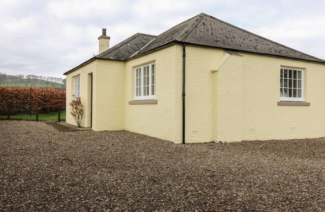 BANKHEAD OF LOUR BUNGALOW, pet friendly, with open fire in Forfar