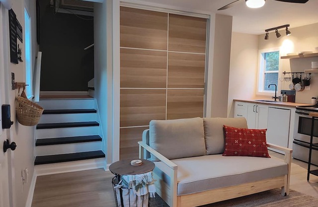 "Tiny house" cottage on private acreage with water access in Port Haywood