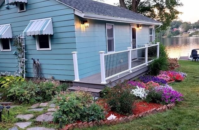 Charming 1-bedroom cottage on Lake Lashaway in East Brookfield.