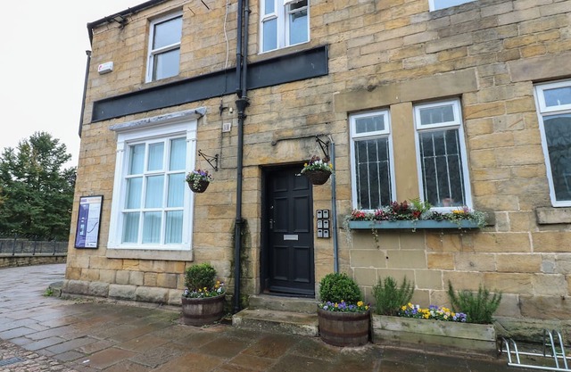 THE RAILWAY APARTMENT, pet friendly in Haydon Bridge
