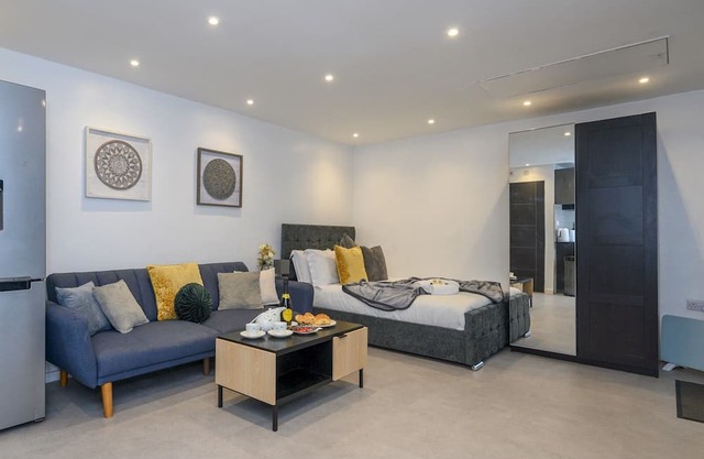 Pass the Keys | Eden Gardens – Couples’ Holiday Home with Parking!