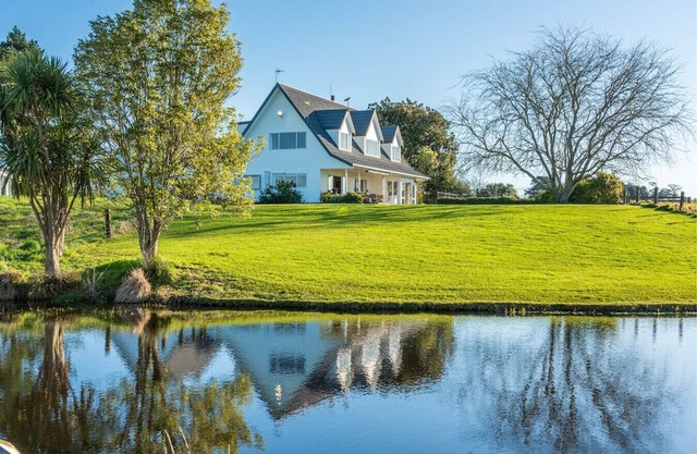 Large Family Countryside Retreat with Pool & Pond