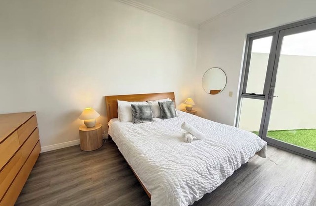 Modern 3 bedroom penthouse - next to Westfield Mall