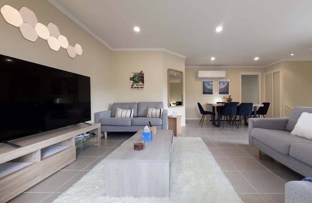 Summerhill Getaway: Simple Comfort Near Launceston