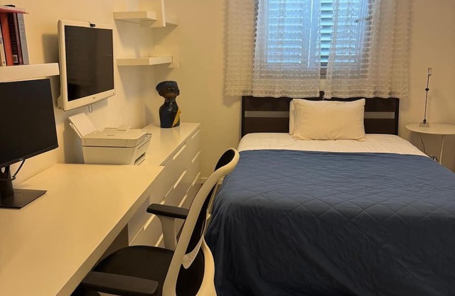 Bright Two-Floor Penthouse with Sea View, Tel Aviv