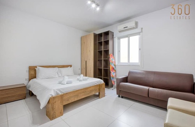 Spacious Paceville Apt for Groups, sleeps 10 w/AC!