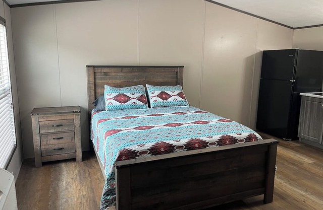 Rustic studio with AC and big screen tv in wonderful Sweeny