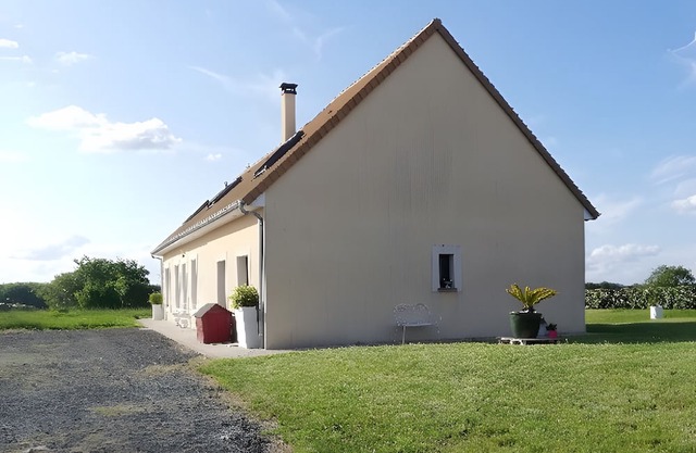 Holiday Home 'Maison De Campagne Brûlon' with Lake View, Private Terrace and Wi-Fi