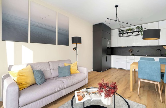 Żelazna 1 Poznań | Spacious Apartment with Desks and Parking
