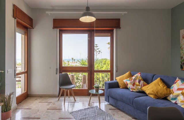 House with beachfront garden 5 minutes from the Valley of the Temples.