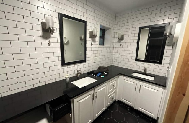 Arch Fun Cabin - Modern Cabin with Hot Tub, Game Garage & Views