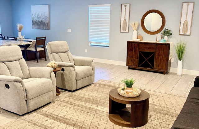 Modern, Bright and Fully Furnished 3 Bedroom Home in Phoenix