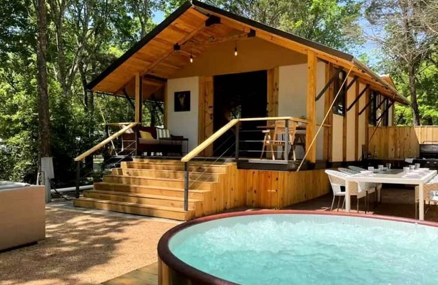 Cozy Texan Cabin, Perfect for a Weekend Getaway