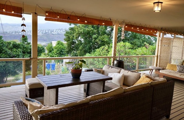 Family-Sized Tranquil Farmhouse Retreat. Event Space. Nearby Shopping Complex
