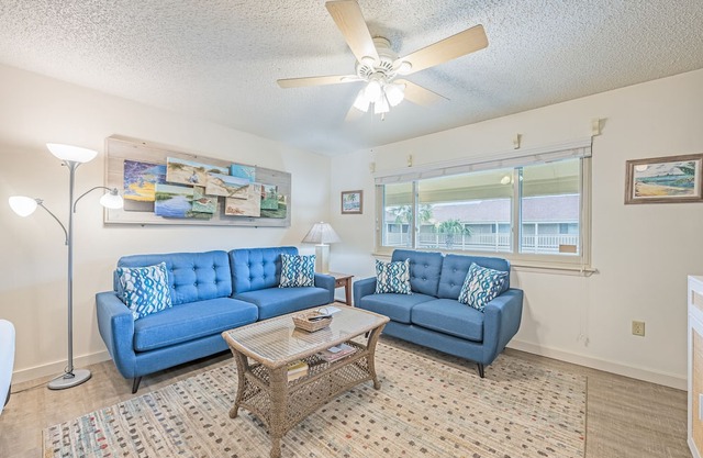 Roomy 1 BDRM Large Pool w/a Private Courtyard and a 5 Min Walk to the Beach