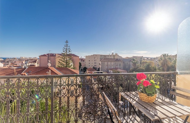 Charming studio in the heart of Menton, ideally located just a stone's throw from the sea and local shops. Fully equipped for your comfort, it features a quality sofa bed, a functional kitchen, and everything you need for a pleasant stay.