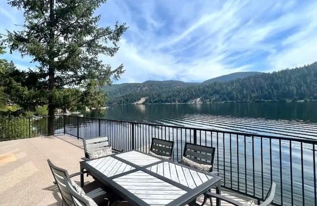 Lakefront Otter Lake Cottage