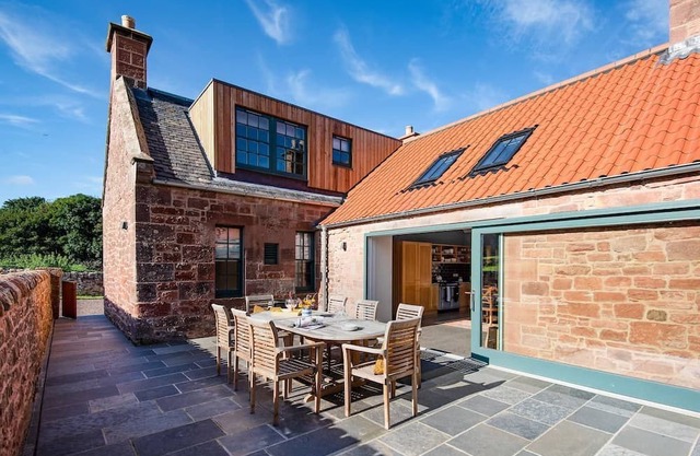 GRIEVE'S COTTAGE AT PAPPLE STEADING - A beautiful 4 bedroom rural retreat close to East Lothian’s ou