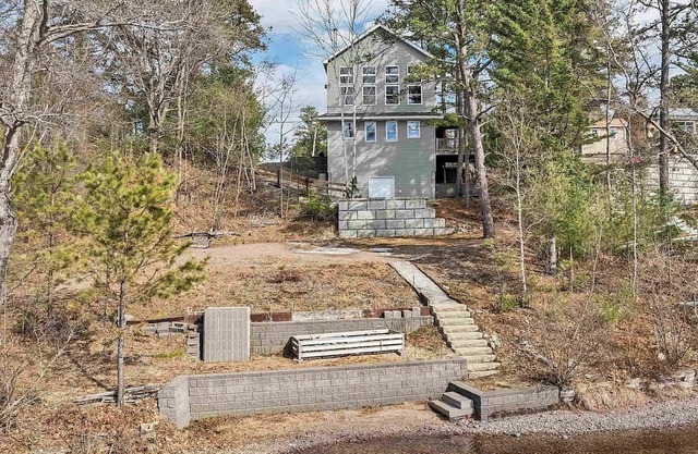 Freedom! Charming 3-bedroom house with Hot tub, private sandy beach and dock!