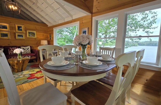 Lakeside Escape: Renovated Lake House + Bunkhouse + Water Toys + Hot Tub