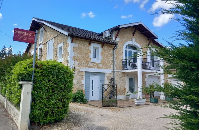 3-bedroom air-conditioned house with TV and 3 private bathrooms