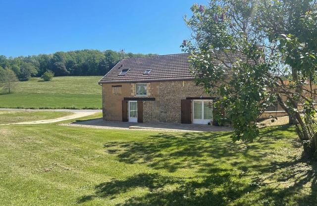 House in the heart of a pretty, quiet village, ideally located in Périgord