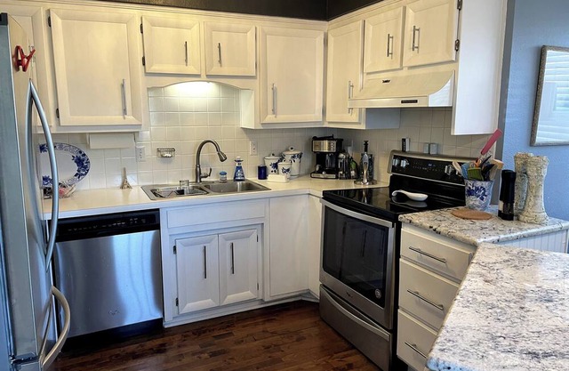 Bright Coastal Style 2Bdrm Townhome w/free parking