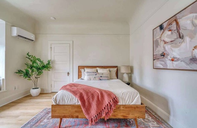 Renovated Studio - Walk to Shops - Private Retreat