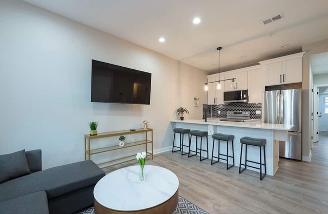 LUX Modern 2BR Apartment in DC
