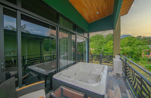 Refugio Verdanza-King bed, balcony with jacuuzi, wifi, EV charger