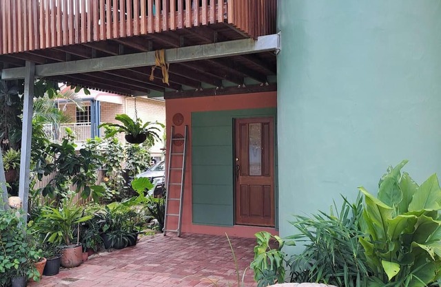 Tropical Green Haven.nSmall centrally located self-contained apartment .