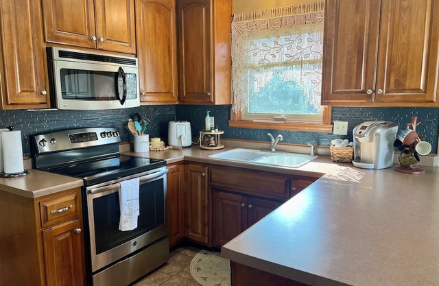 Hygge cozy 3-bedroom condo with WiFi, AC in peaceful De Pere & safe cul de sac.