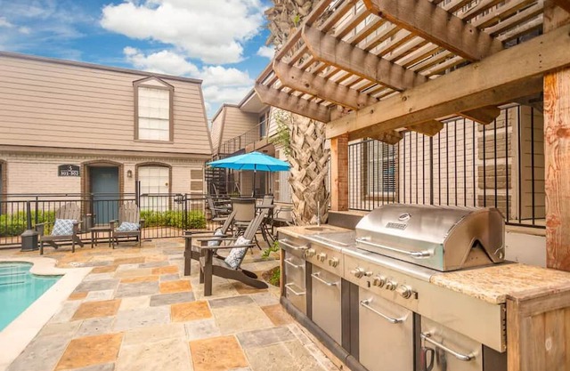 2-bedroom Apartment Uptown with WiFi, Fitness Room, Pool, AC, Crib, WFH friendly